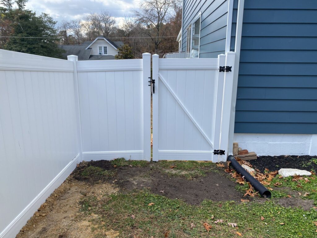 Berwyn-Pennsylvania-Vinyl-Fence-Installation